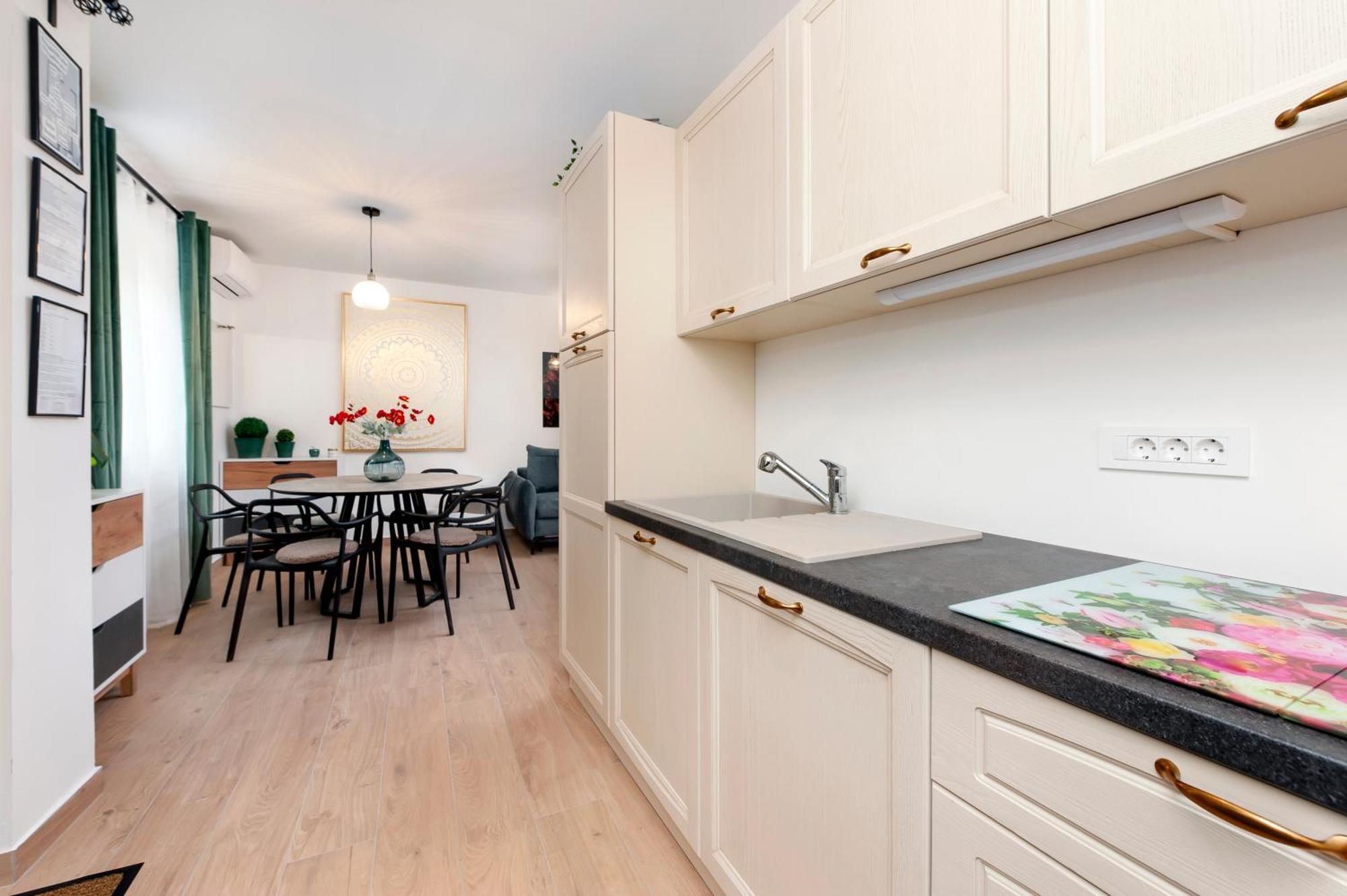 Happy Days Apartment
